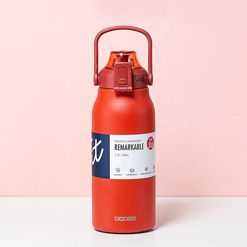 Grote thermosfles van roestvrij staal met rietje en draaghandvat. Geschikt voor dagelijks gebruik bij werk, sport en onderweg. 1.7L