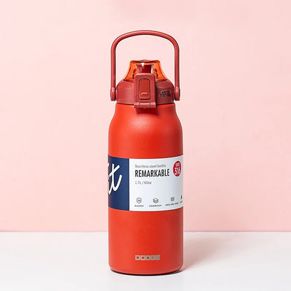 Grote thermosfles van roestvrij staal met rietje en draaghandvat. Geschikt voor dagelijks gebruik bij werk, sport en onderweg. 1.7L