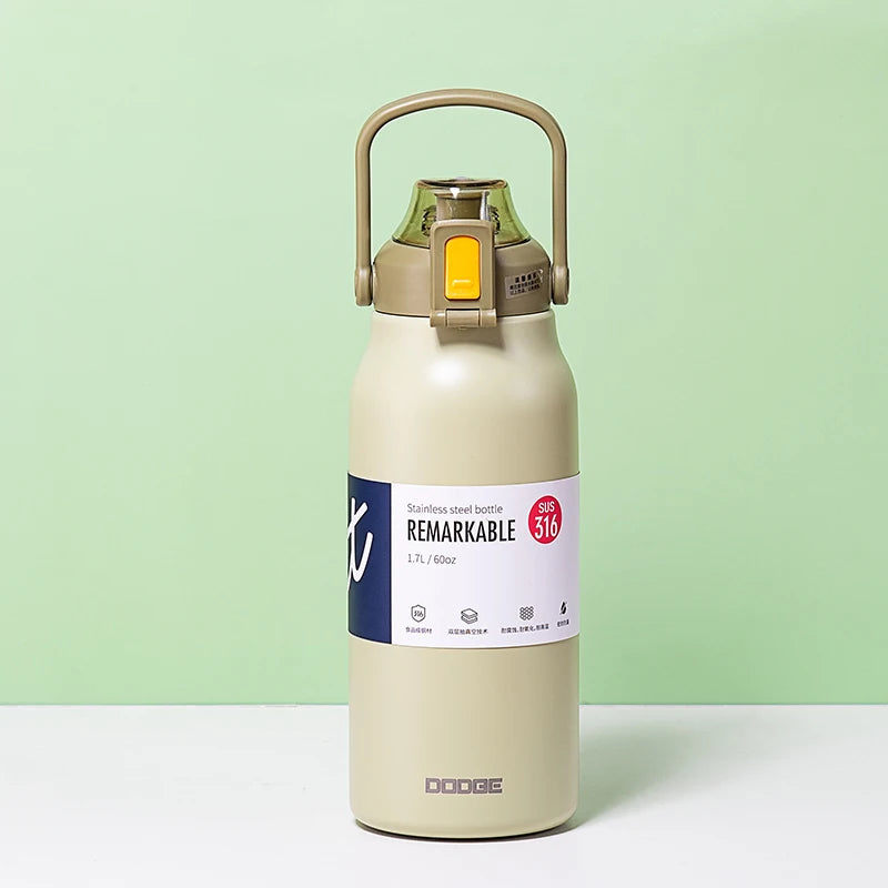 Grote thermosfles van roestvrij staal met rietje en draaghandvat. Geschikt voor dagelijks gebruik bij werk, sport en onderweg. 1.7L