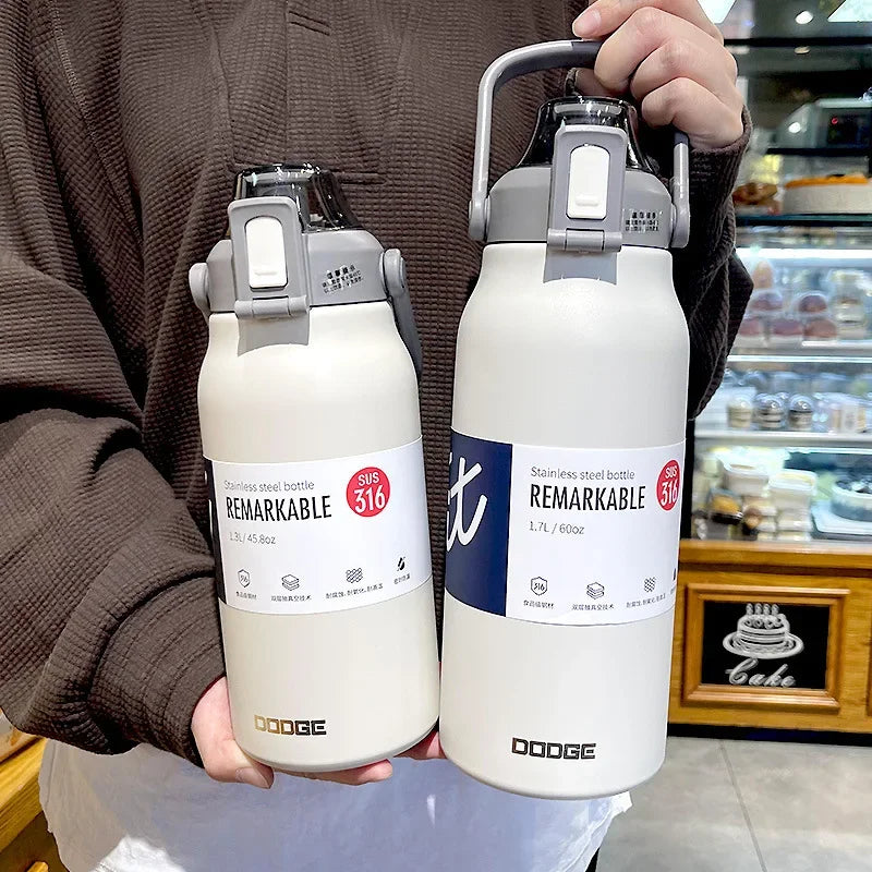 Grote thermosfles van roestvrij staal met rietje en draaghandvat. Geschikt voor dagelijks gebruik bij werk, sport en onderweg. 1.7L