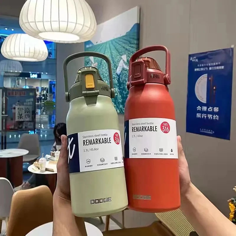 Grote thermosfles van roestvrij staal met rietje en draaghandvat. Geschikt voor dagelijks gebruik bij werk, sport en onderweg. 1.7L