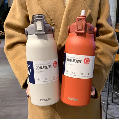 Grote thermosfles van roestvrij staal met rietje en draaghandvat. Geschikt voor dagelijks gebruik bij werk, sport en onderweg. 1.7L